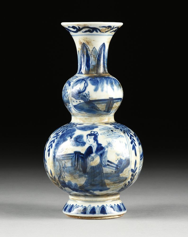 Appraisal: A CHINESE DOUBLE GOURD BLUE AND WHITE PORCELAIN VASE SHIPWRECK