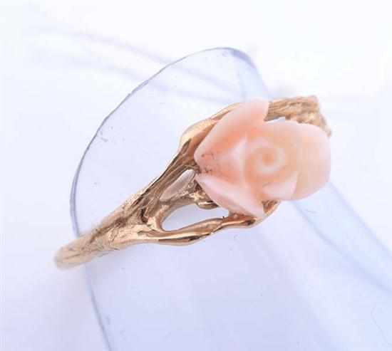 Appraisal: A CORAL DRESS RING STAMPED CT GOLD