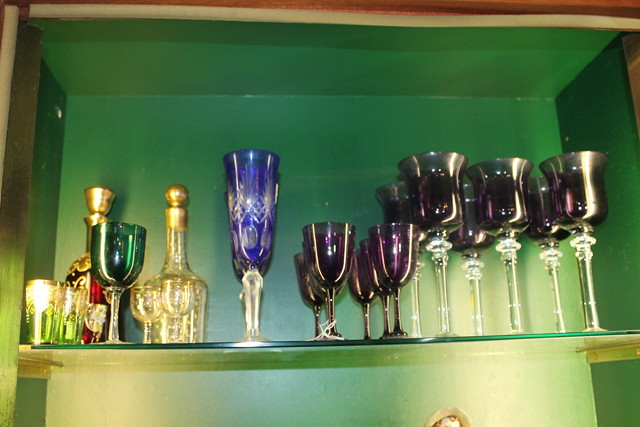 Appraisal: A SET OF SIX TALL STEM WINE GLASSES with purple