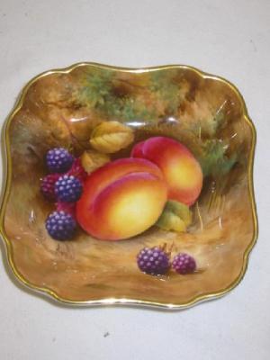 Appraisal: A ROYAL WORCESTER PORCELAIN SWEETMEAT DISH of shaped rounded oblong