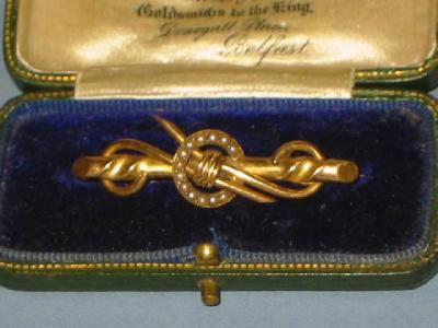 Appraisal: A VICTORIAN SEED PEARL BROOCH the ct gold bar entwined