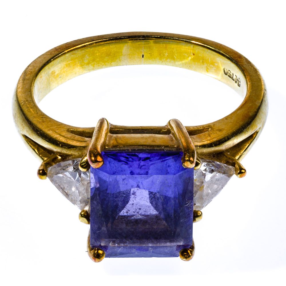 Appraisal: K YELLOW GOLD TANZANITE AND DIAMOND RINGHaving emerald cut tanzanite