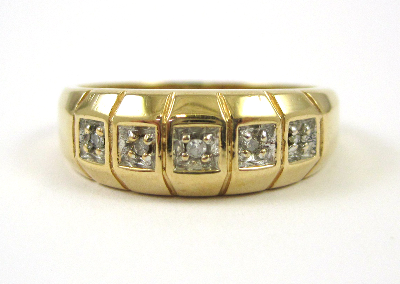 Appraisal: MANS DIAMOND AND K GOLD RING set with five round