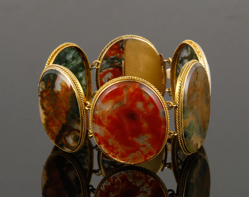 Appraisal: - K Yellow Gold and Agate Bracelet K yellow gold