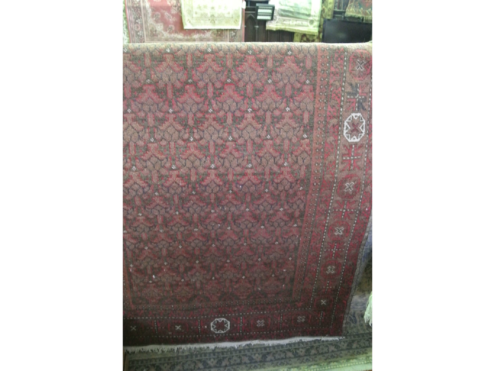 Appraisal: A good quality woven eastern wool rug with concentric foliate