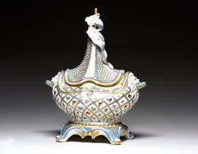 Appraisal: ANTIQUE CONTINENTAL PORCELAIN TUREEN Antique Continental porcelain tureen adorned with