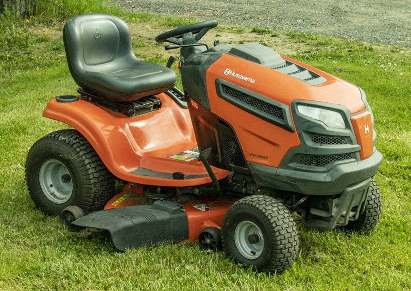 Appraisal: HUSQVARNA LAWN TRACTOR Model YTH with HP Briggs Stratton Engine