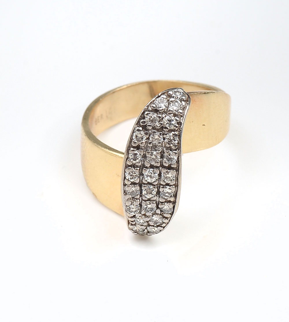 Appraisal: K DIAMOND RING K yellow gold ring contains round brilliant