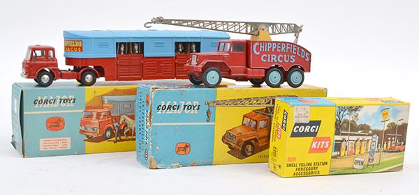 Appraisal: CORGI CIRCUS HORSE TRANSPORTER WITH HORSES CORGI CHIPPERFIELD'S CIRCUS CRANE