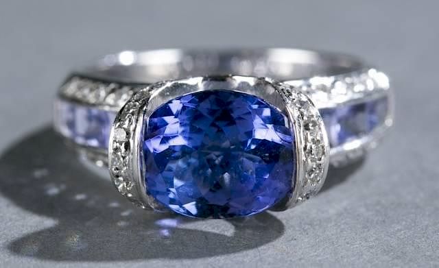 Appraisal: ct tanzanite and ct diamond ring A approximate ct tanzanite