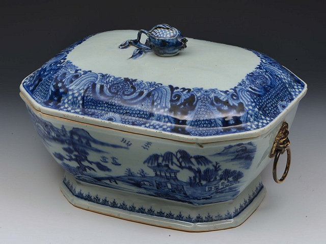 Appraisal: A CHINESE BLUE AND WHITE EXPORT PORCELAIN TUREEN and cover