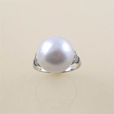 Appraisal: An early th century cultured mabe pearl dress ring the