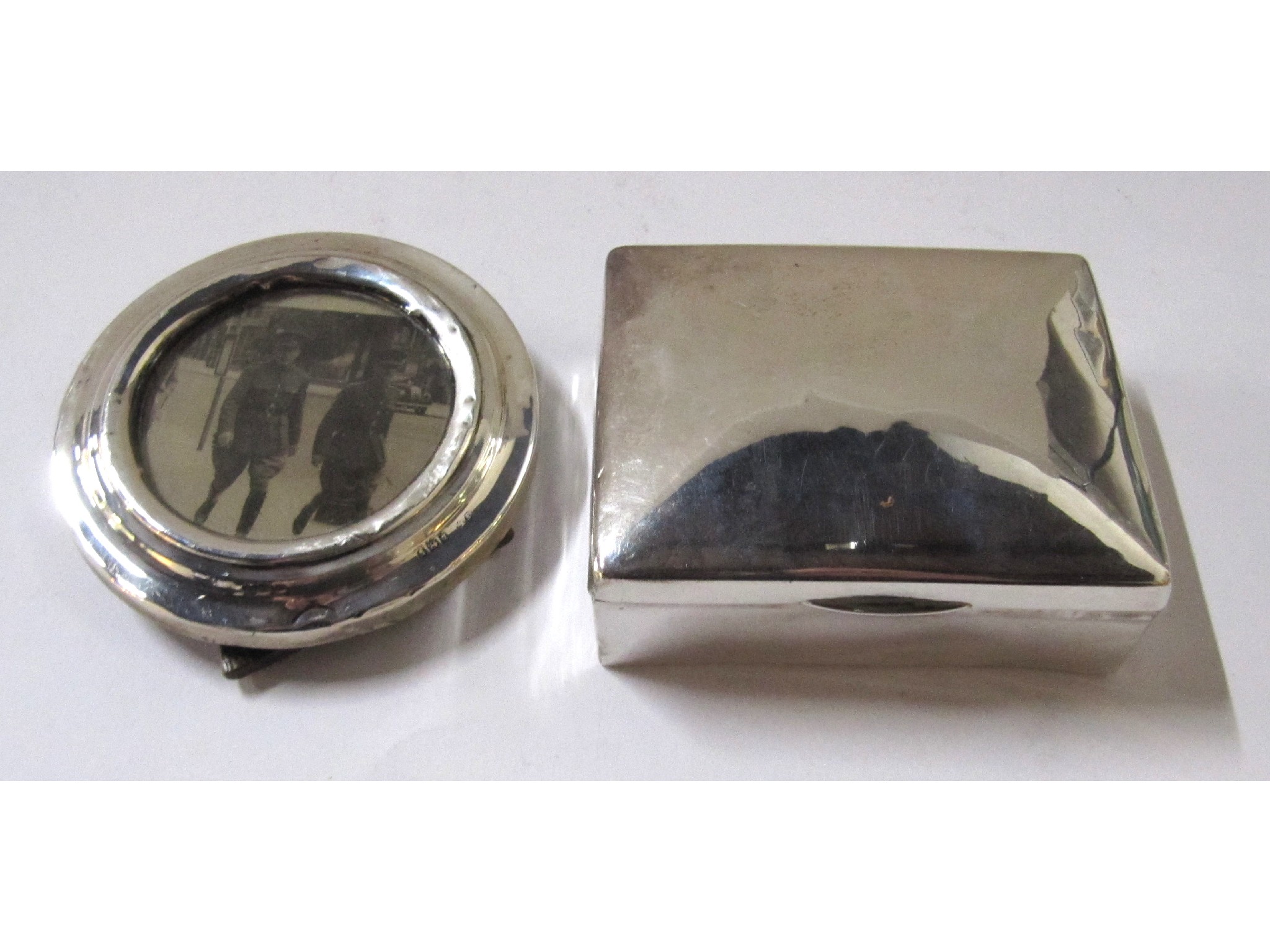 Appraisal: A lot comprising a silver cigarette box and a circular