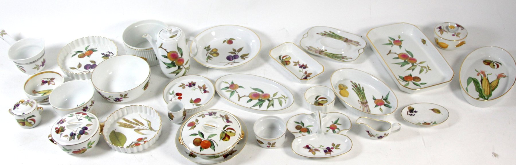 Appraisal: A quantity of Royal Worcester Evesham pattern porcelain comprising a