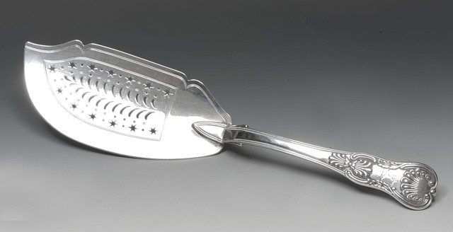 Appraisal: A LARGE GEORGE IV KINGS PATTERN FISH SLICE with pierced