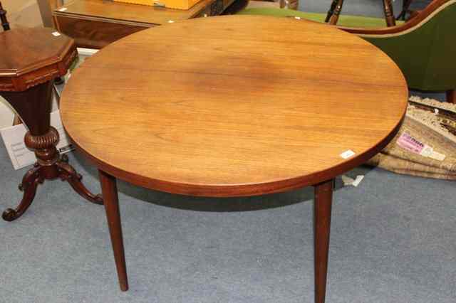 Appraisal: A MID TH CENTURY TEAK DRAW LEAF DINING TABLE the