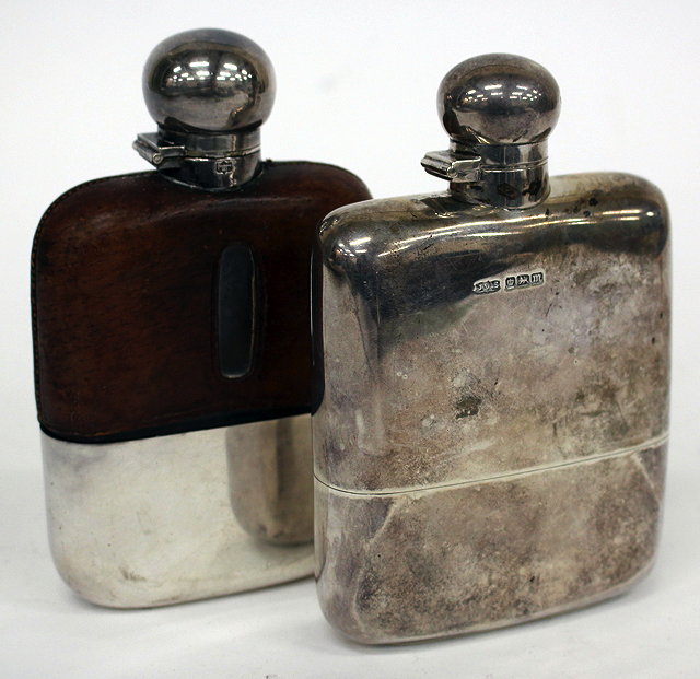 Appraisal: AN EDWARDIAN SILVER HIP FLASK and fitted cup with hinged