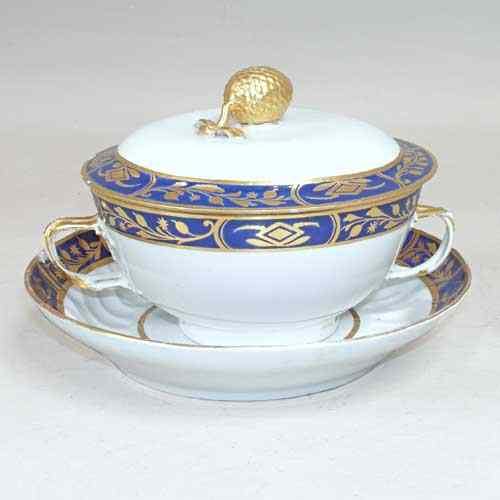 Appraisal: A Chinese Export Porcelain Covered Sauce Tureen circa having gilt