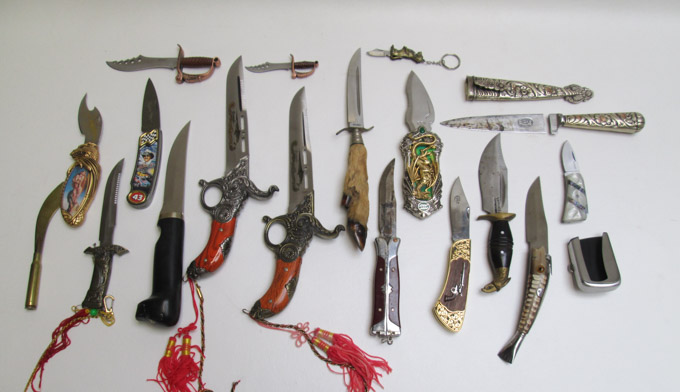 Appraisal: LOT OF EIGHTEEN NOVELTY KNIVES including Franklin Mint German fawn