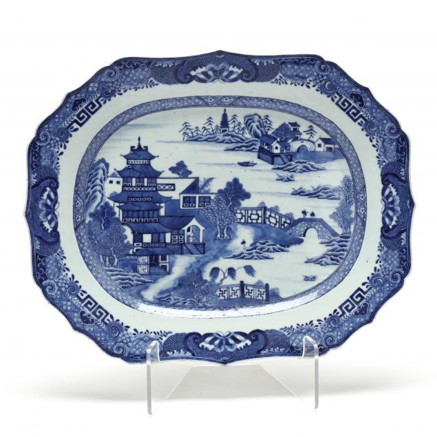 Appraisal: A CHINESE NANKING PORCELAIN MEAT SERVING PLATTER Early th century