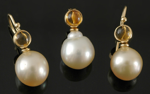 Appraisal: A pair of South Sea pearl earrings and pendant The