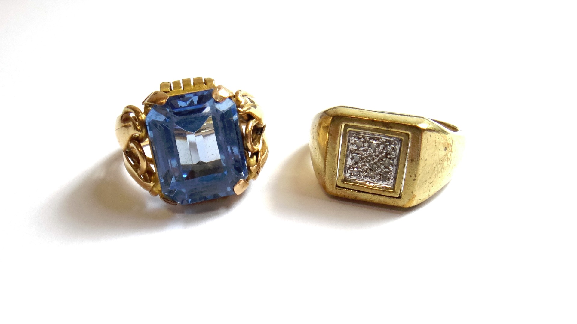 Appraisal: A ct gold and diamond set ring in a square