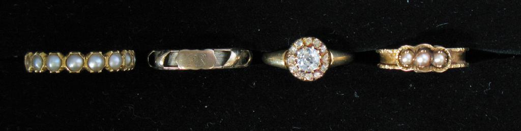 Appraisal: A DIAMOND CLUSTER RING the central round old-cut diamond surrounded