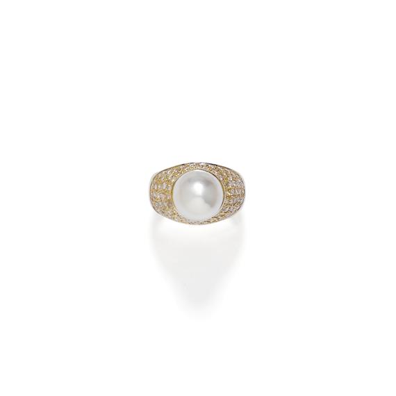 Appraisal: PEARL AND DIAMOND RING Yellow gold Decorative band ring the