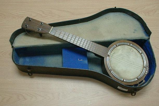 Appraisal: A ukulele with four strings in fitted case