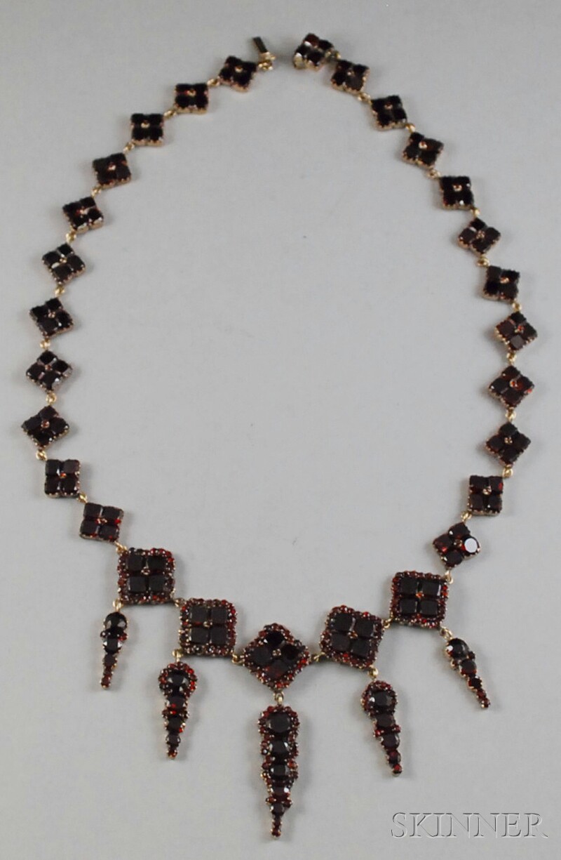 Appraisal: kt Gold and Garnet Necklace lg in