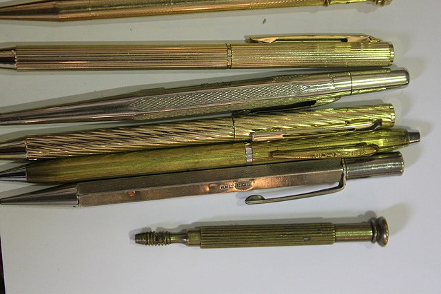 Appraisal: A SILVER PROPELLING PENCIL with engine turned decoration together with