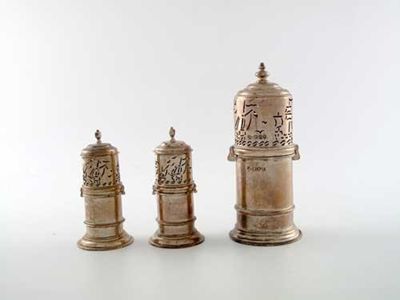 Appraisal: An Edwardian 'lighthouse' sugar caster and a pair of matching