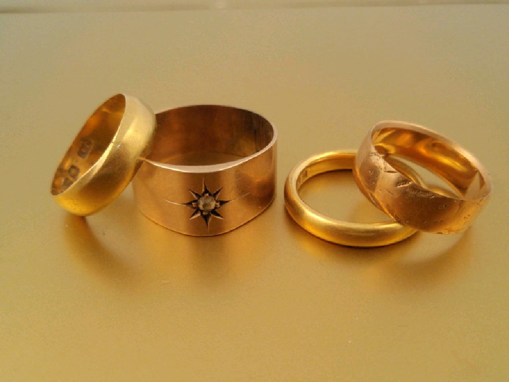 Appraisal: Four wedding bands various grades