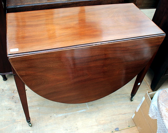 Appraisal: A TH CENTURY MAHOGANY OVAL TWO FLAP DROP LEAF DINING