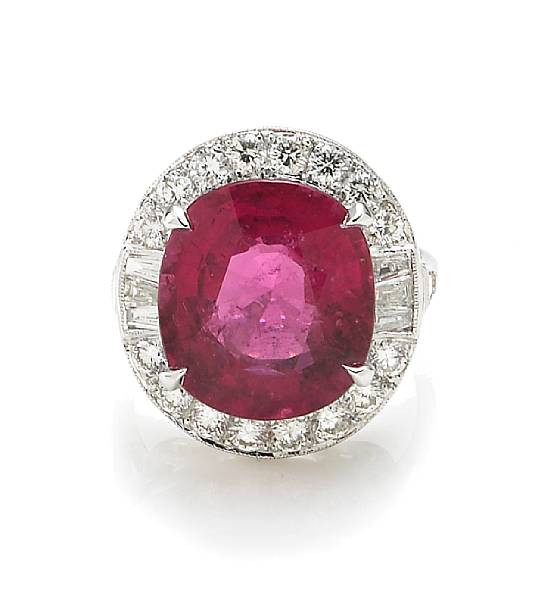 Appraisal: A pink tourmaline and diamond ring centering an oval-shaped pink