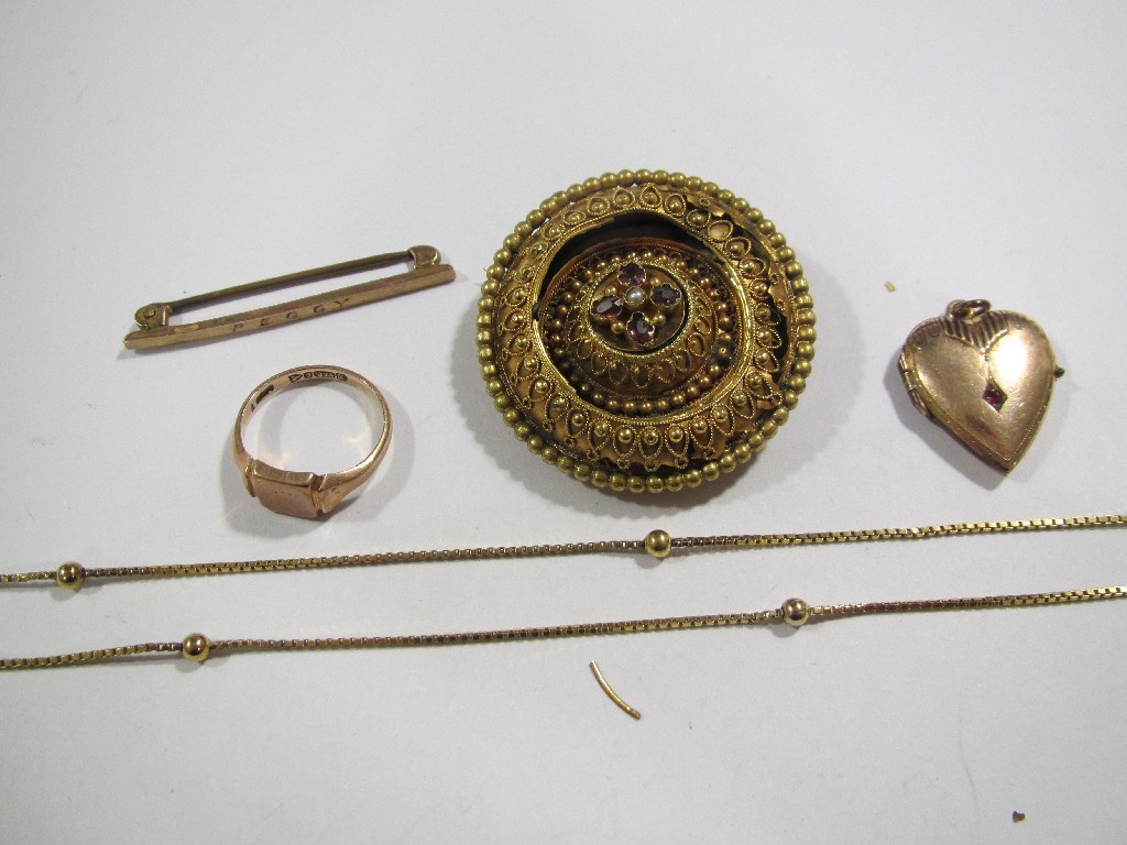 Appraisal: Lot comprising a Victorian unmarked gold remembrance brooch ct gold