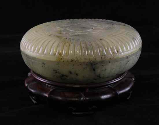 Appraisal: A Chinese bowenite circular box and cover of ribbed form