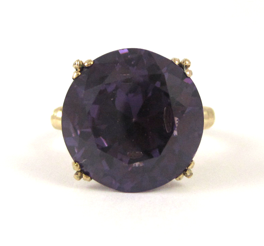 Appraisal: SYNTHETIC COLOR CHANGE SAPPHIRE RING k yellow gold set with