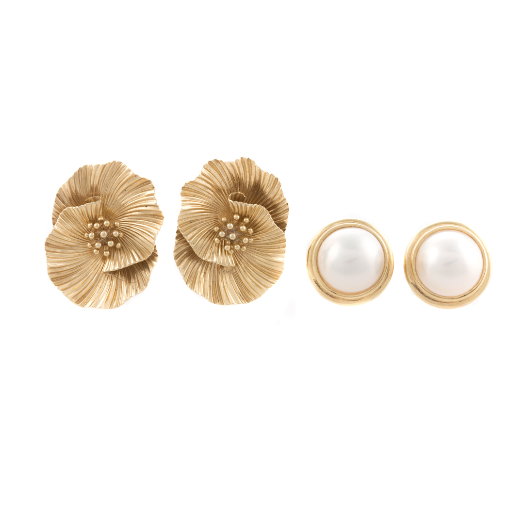 Appraisal: A Pair of K Mabe Earrings Gold Flower Earring K