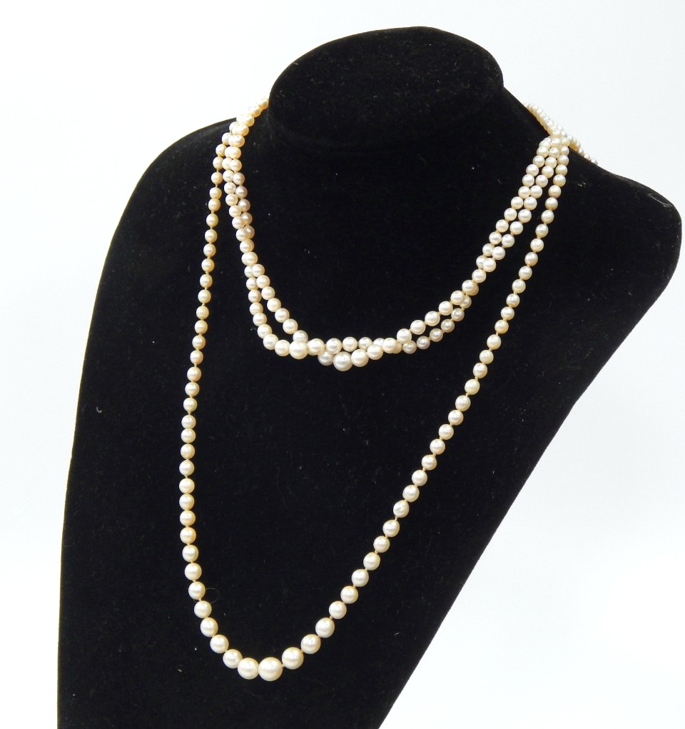 Appraisal: A graduated pearl necklace possibly natural comprising pearls on a