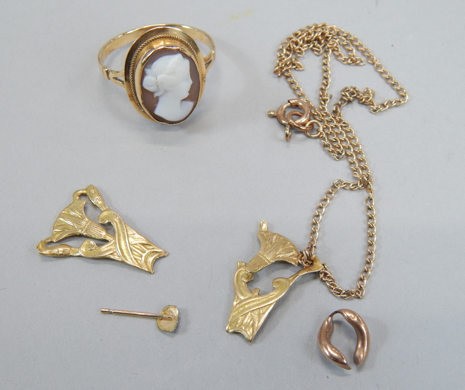 Appraisal: Two items of jewellery to include a ct gold cameo