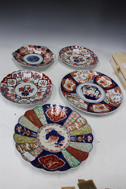 Appraisal: A GROUP OF FIVE JAPANESE IMARI DISHES of varying size