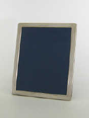 Appraisal: A modern silver photograph frame by Richard Comyns Sheffield plain