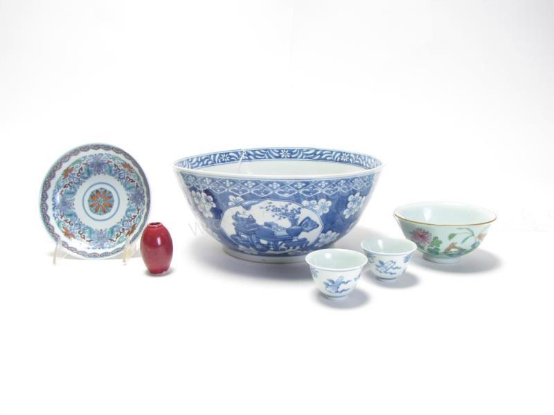 Appraisal: A group of vintage and antique Oriental porcelain including blue