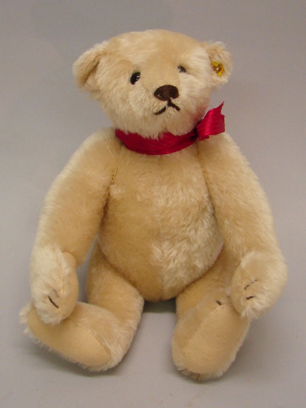 Appraisal: Champagne mohair bear with matching felt pads Longer arms and