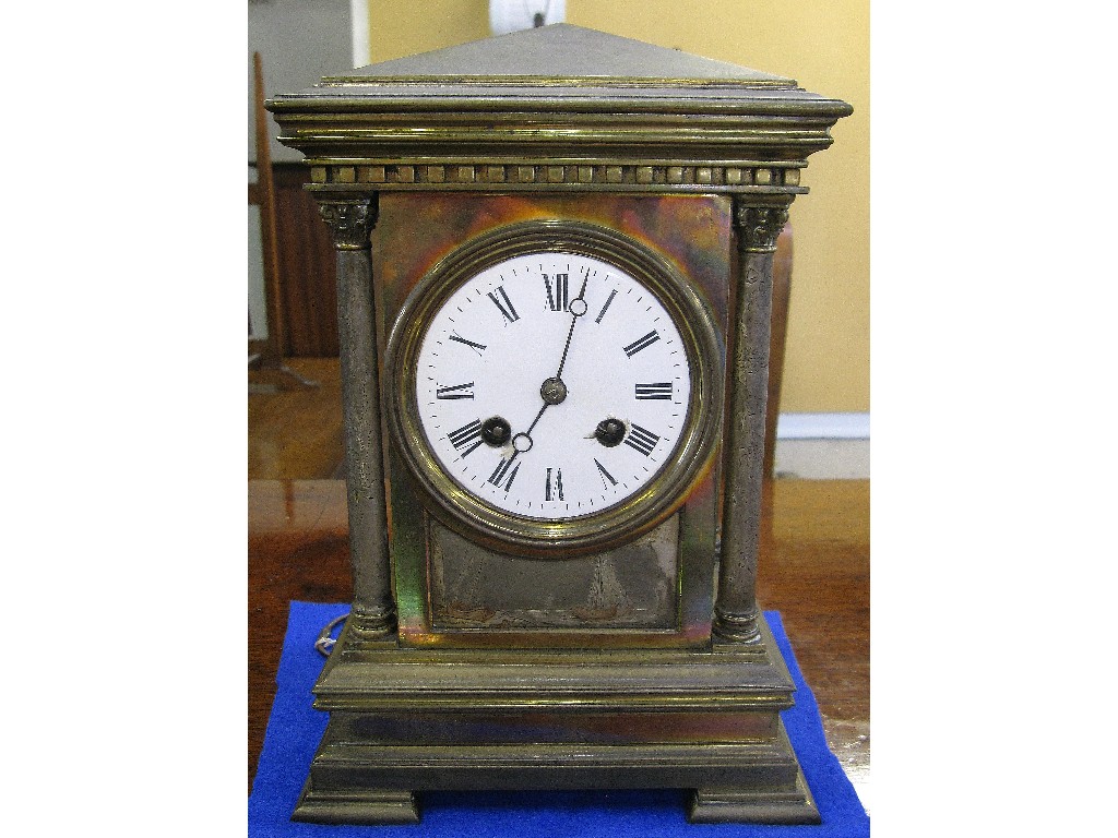 Appraisal: Victorian brass mantle clock of classical design with silvered columns