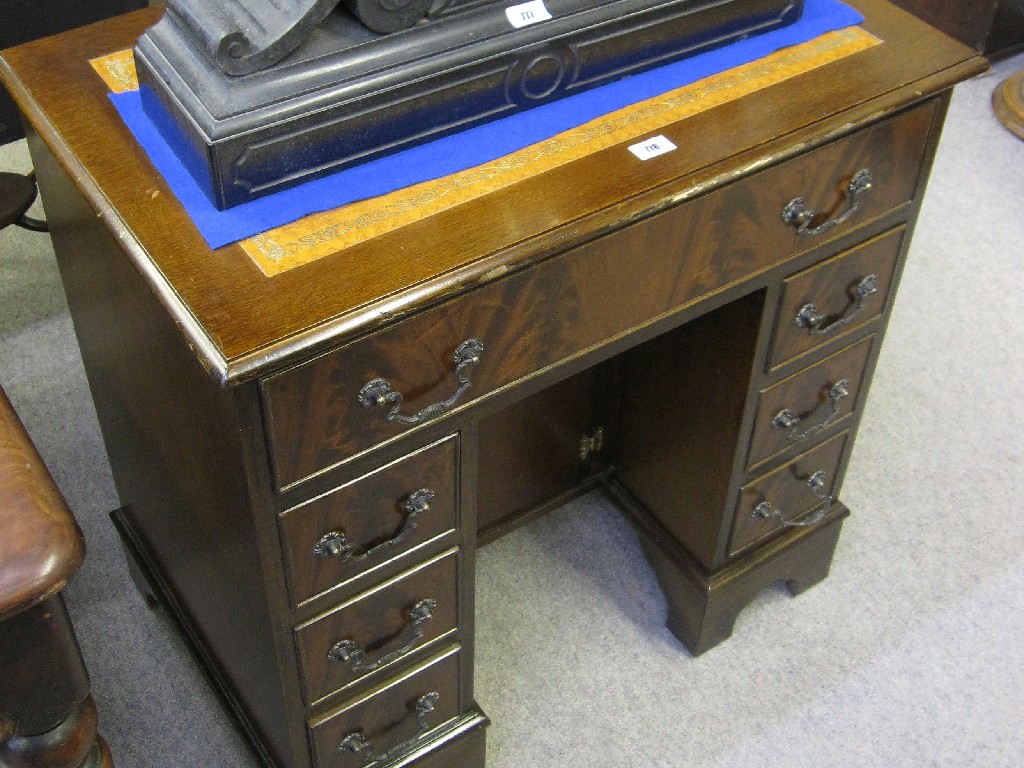 Appraisal: Reproduction mahogany kneehole writing desk