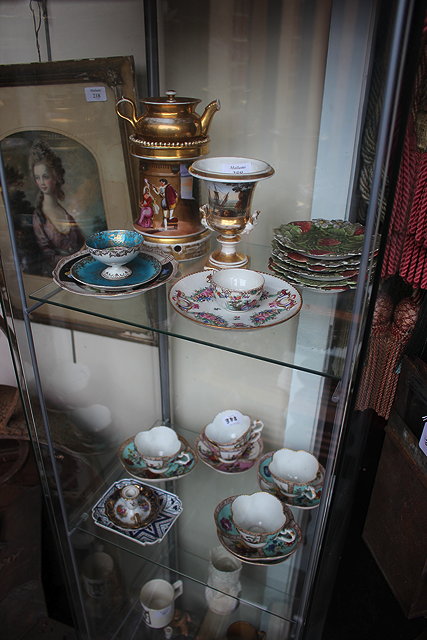 Appraisal: A QUANTITY OF CONTINENTAL PORCELAIN ITEMS to include a vase