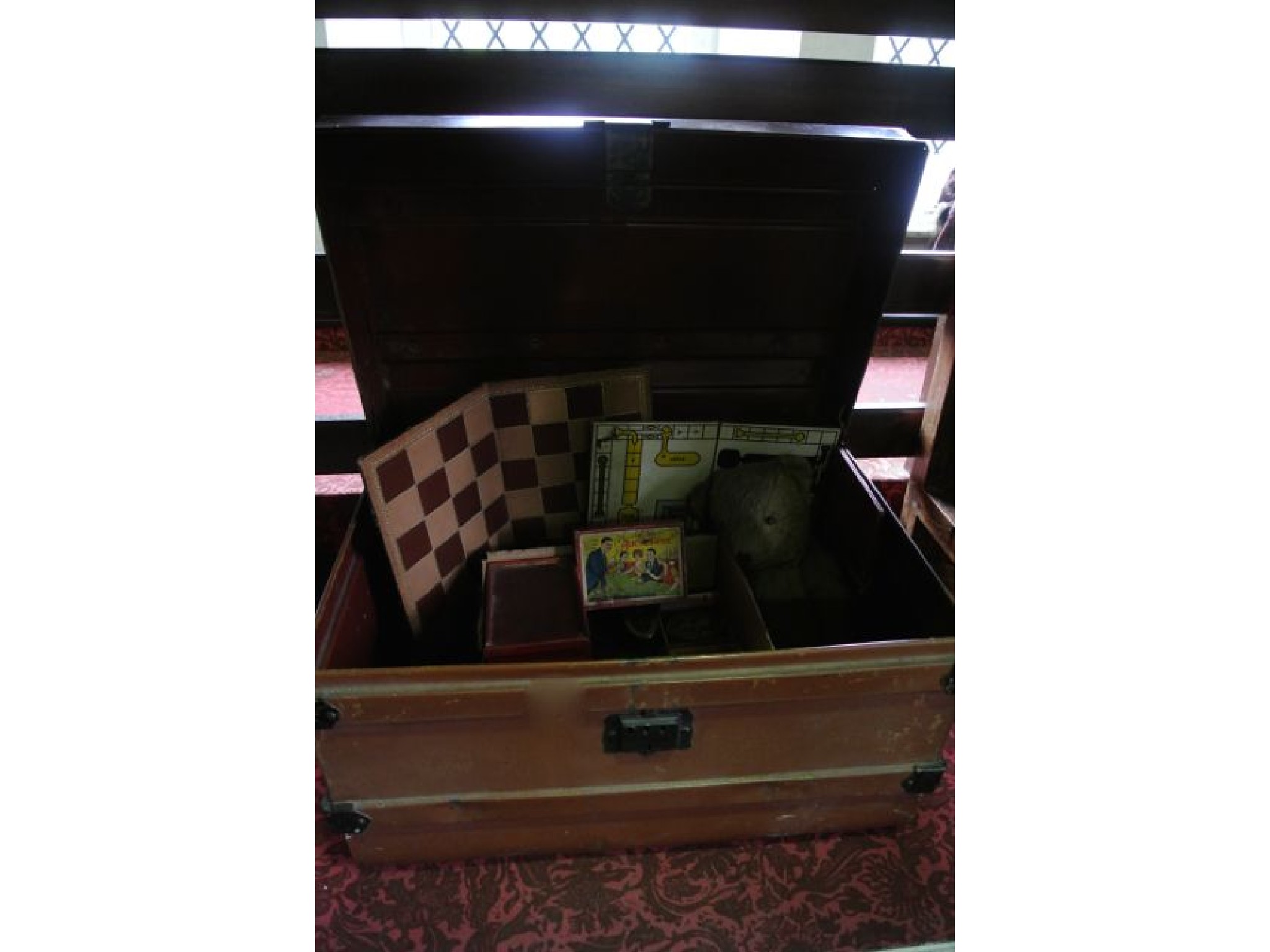 Appraisal: A substantial Victorian tin trunk with domed top and hinged