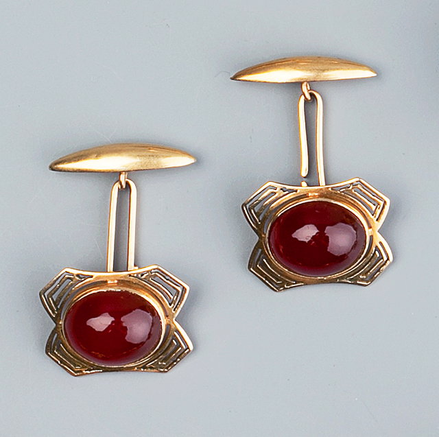 Appraisal: A PAIR OF CORNELIAN SET CUFFLINKS each oval cabochon within